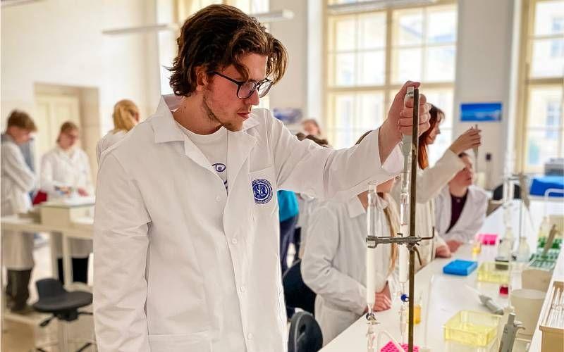 Medici z gymplu navštíví operační sál Karlovarské krajské nemocnice